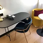 Western Crystal, Hotel,bar & מלון 4*