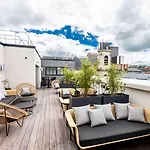 Western Crystal, Hotel,bar & נאנסי