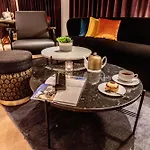 Western Crystal, Hotel,bar & מלון