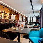 Western Crystal, Hotel,bar & Szálloda 4*