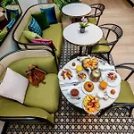 Western Crystal, Hotel,bar & מלון