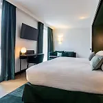 Western Crystal, Hotel,bar & מלון