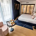 Western Crystal, Hotel,bar & מלון 4*