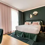 Western Crystal, Hotel,bar & נאנסי