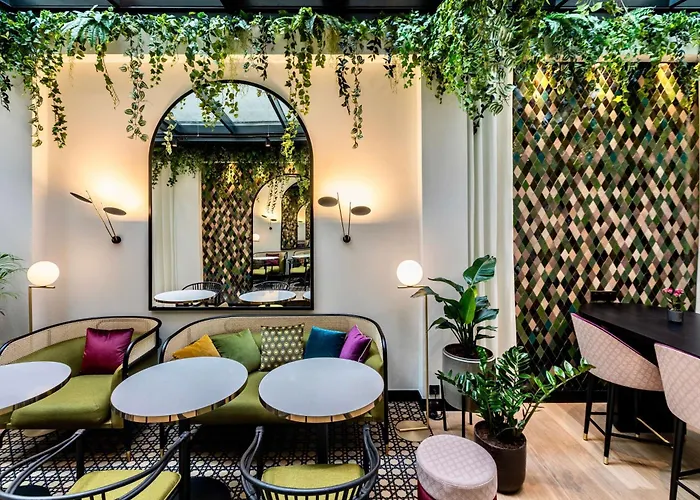 Western Crystal, Hotel,bar & Nancy