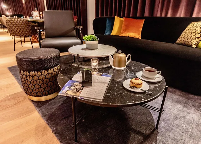 Western Crystal, Hotel,bar & Hotell