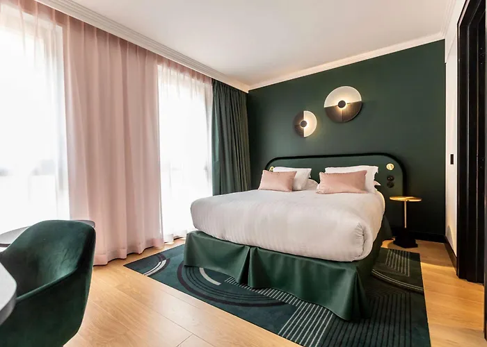 Western Crystal, Hotel,bar & Nancy